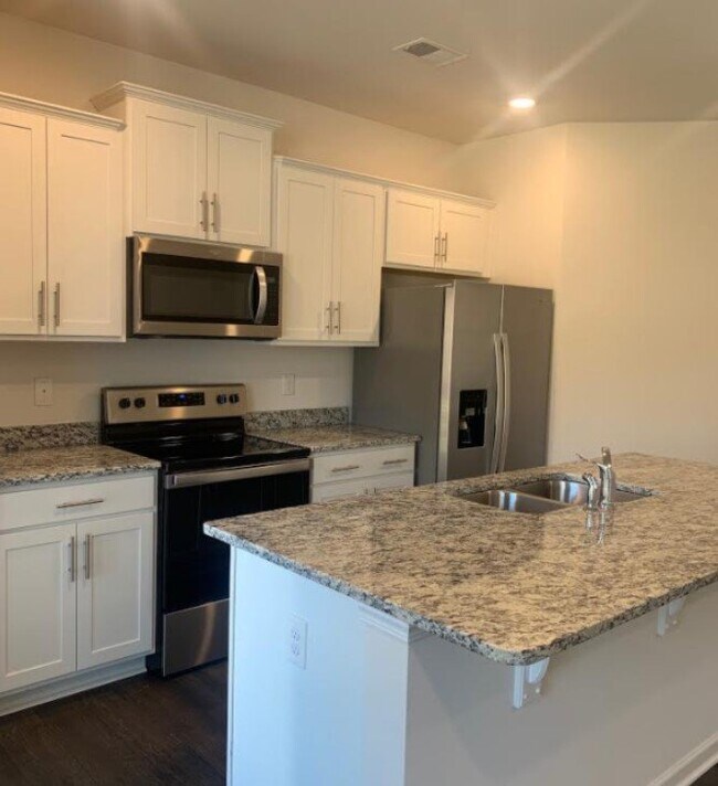 Building Photo - Spacious 3 Bed Townhouse with 2 Full Baths in Greer, SC -