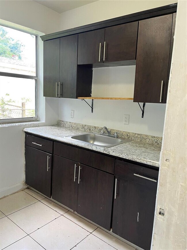 Building Photo - 14155 NE 14th Ave