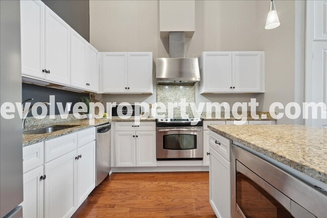 Building Photo - Downtown Living at Its Finest – Spacious 2...