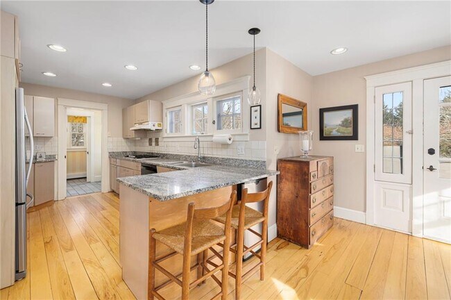 Building Photo - 68 Sachuest Way