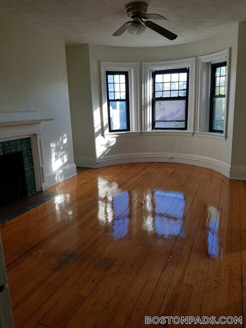 Building Photo - 533 Newbury St