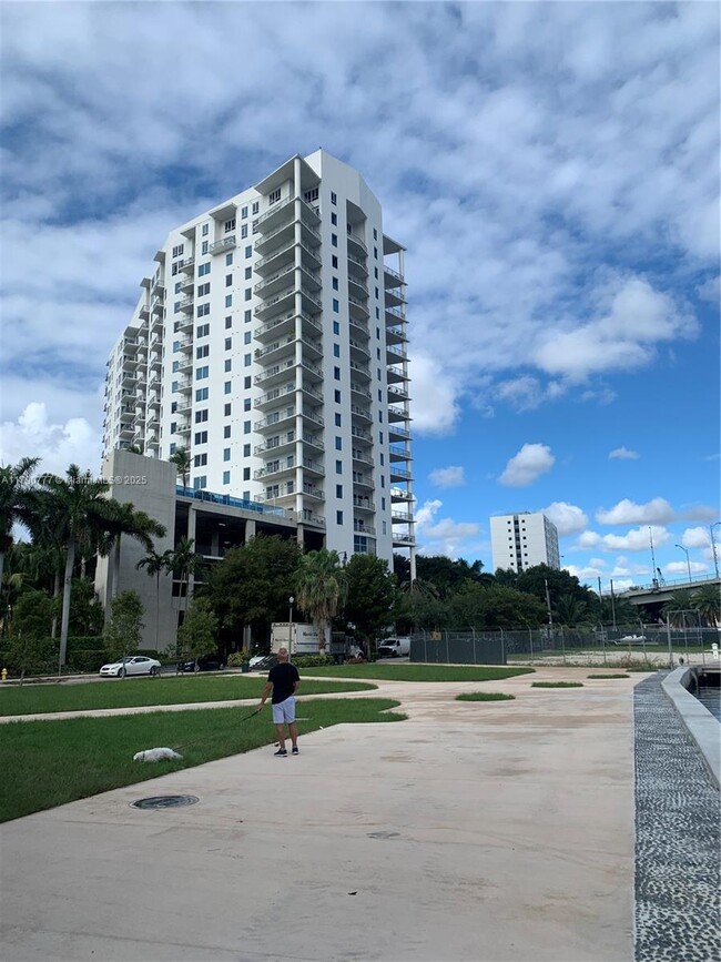 Building Photo - 10 SW South River Dr