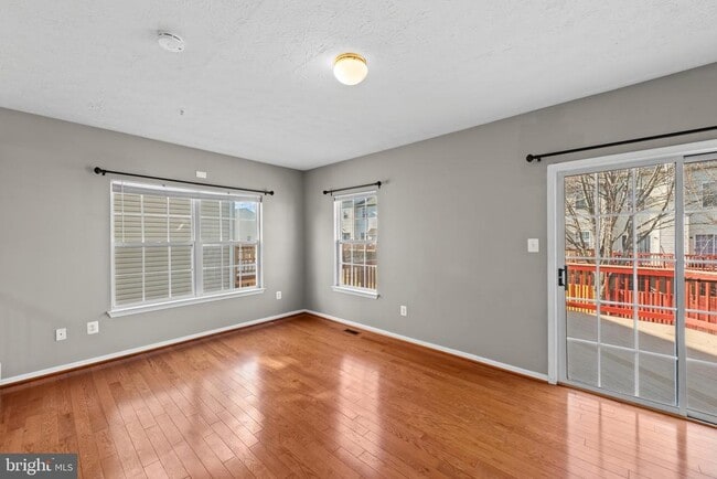 Building Photo - 8833 Hawthorne Ct