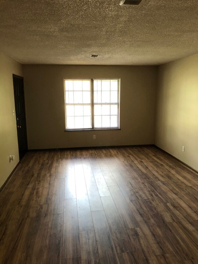 Building Photo - Blue Springs Quad