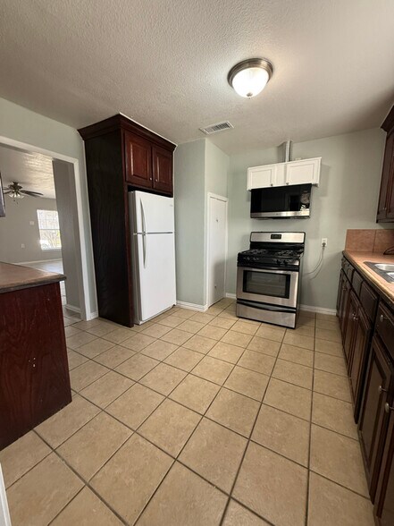 Building Photo - 1209 Shady Ln