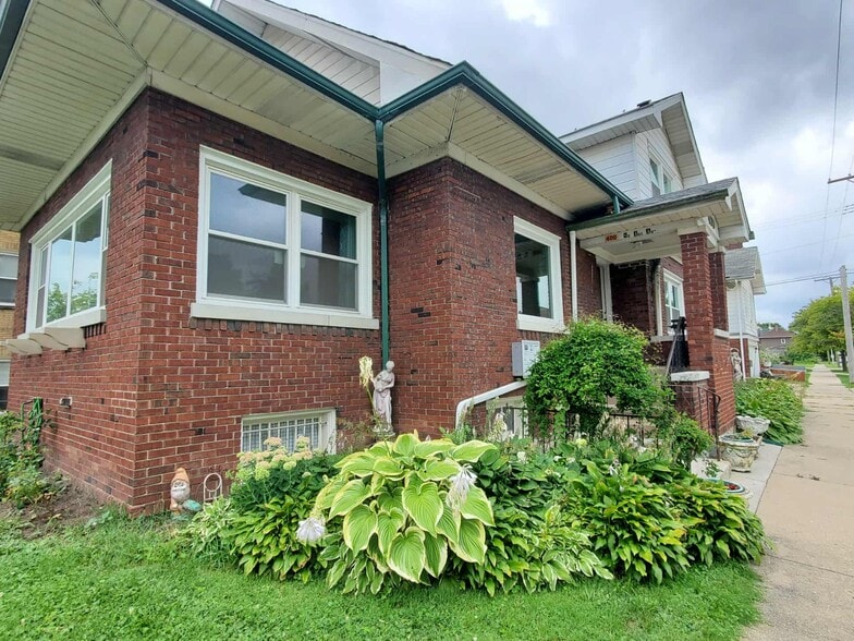 SIDE ENTRANCE - 400 S 4th Ave