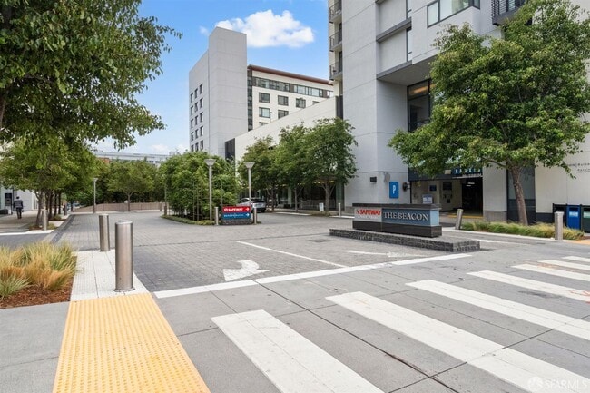 Building Photo - 260 King St