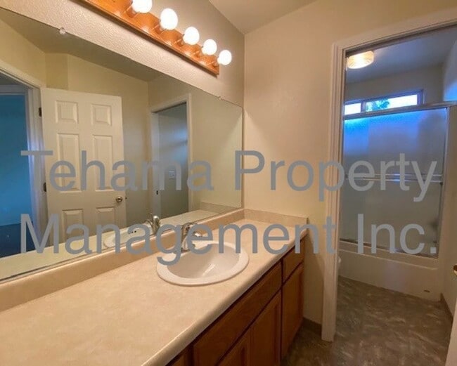 Building Photo - 1070 Lakeside Dr