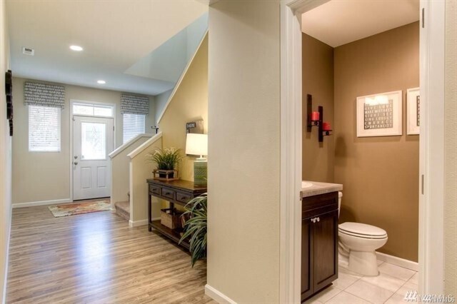 Building Photo - Beautiful 6BD/3BA home nestled in desirable Rainer Ridge neighborhood