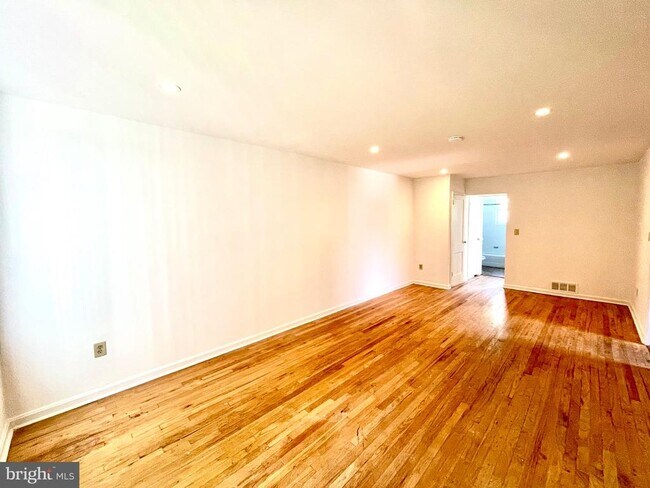 Building Photo - 108 Varnum St NE