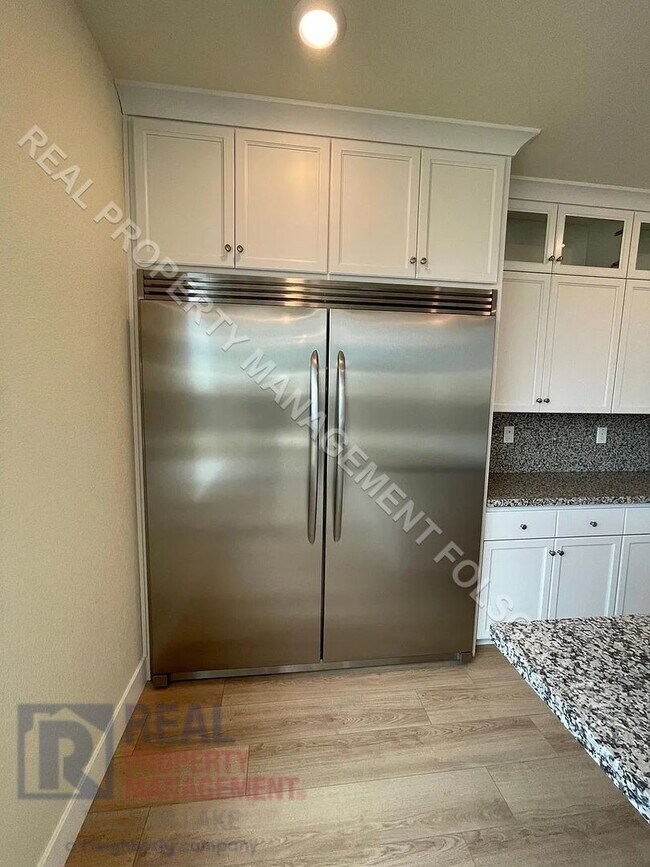 Building Photo - Available Now! 5 Bedroom 4.5 Bath at Russe...