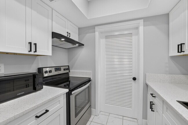 Building Photo - 2755 NE 28th Ave