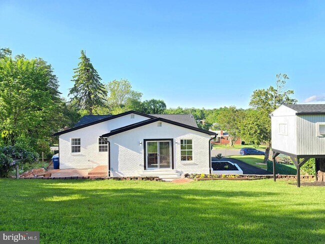 Building Photo - 6065 Munson Hill Rd