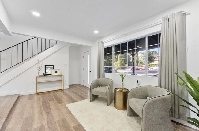 Building Photo - 4404 Vista Way