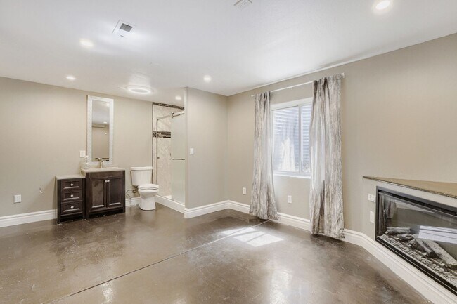 Building Photo - Evolve Real Estate: Meticulously Upgraded 4 Bed 3.5 bath Entertainers Dream - Available NOW!
