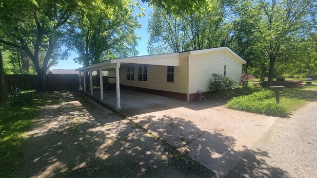 Building Photo - 3 Bed/ 2 Bath Home Off of White Drive