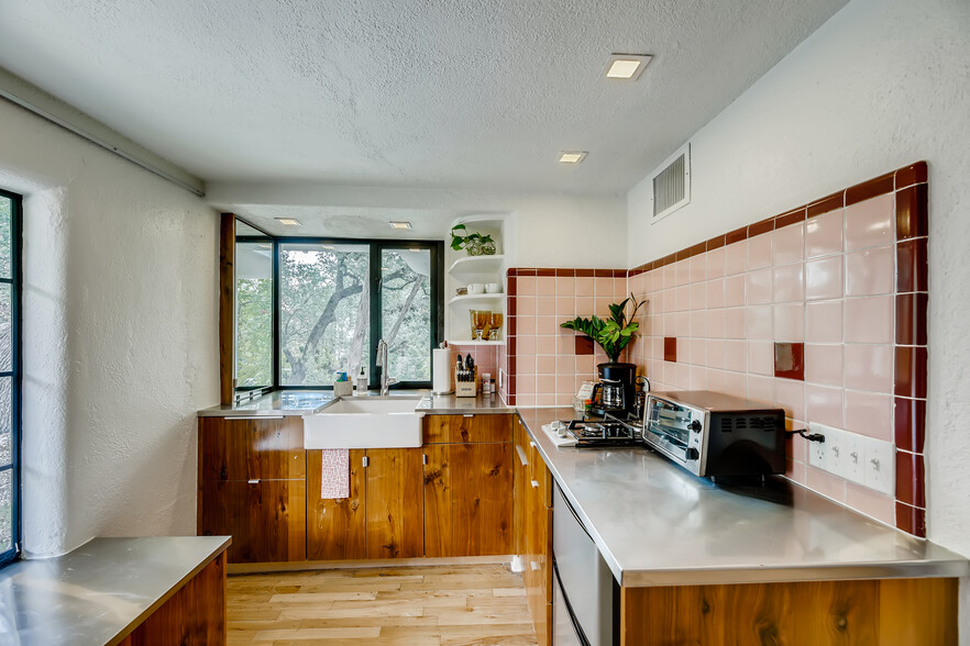 Building Photo - 806 Bouldin Ave