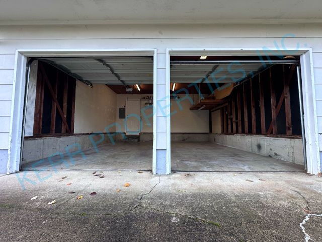 Building Photo - FREE RENT! Spacious 4-Bedroom Gem with 2,320 Sq Ft of Comfort in Milwaukie!