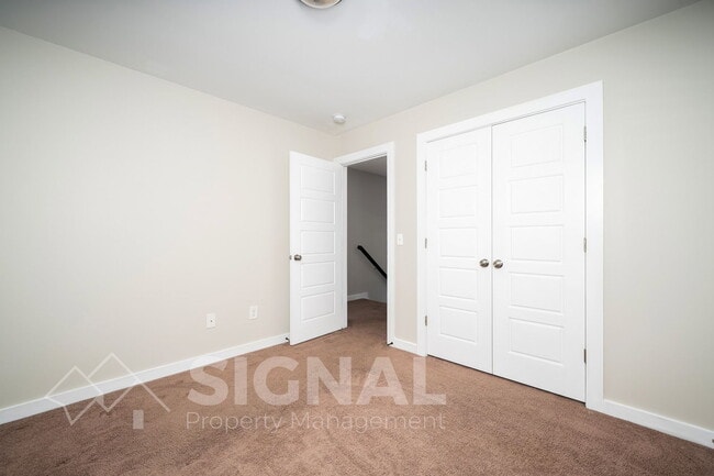 Building Photo - 215 Creek Run Way