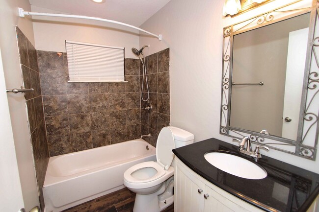 Building Photo - 4 Bed 2 Bath House for Rent