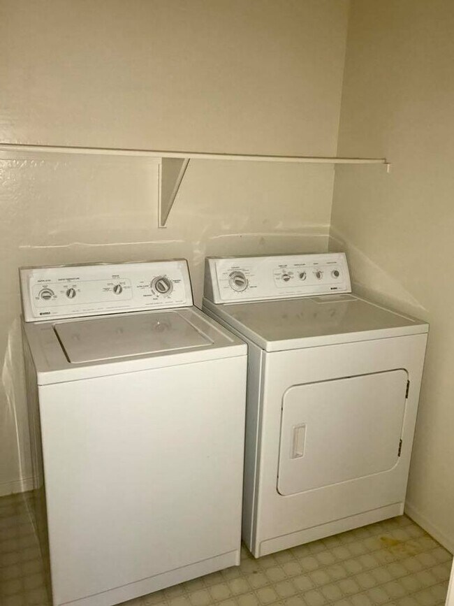 Building Photo - 3-bedroom in gated community w/community pool