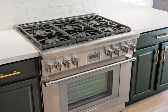 Building Photo - 123 10th Ave