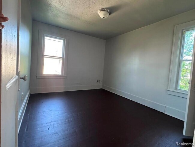Building Photo - 2474 Fullerton Ave