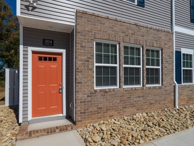 Building Photo - 304 Bogle St