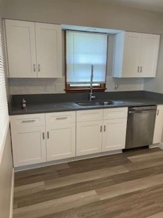 Building Photo - Gorgeous hardwood floors!