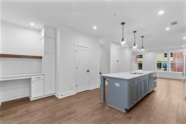 Building Photo - 201 New St