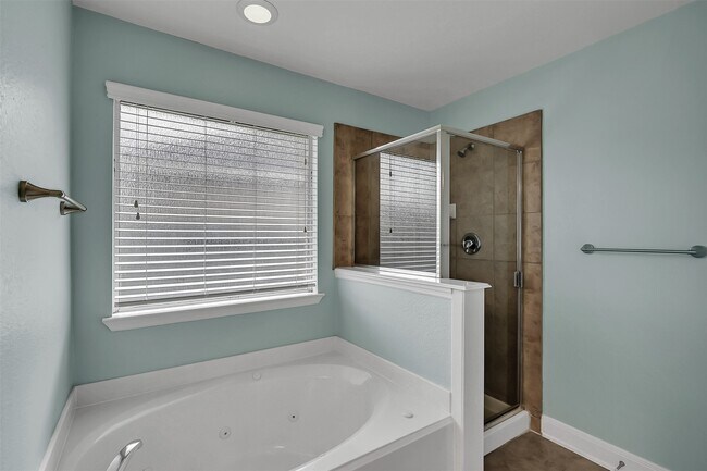 Building Photo - 3011 Crescent Oaks Park Ln