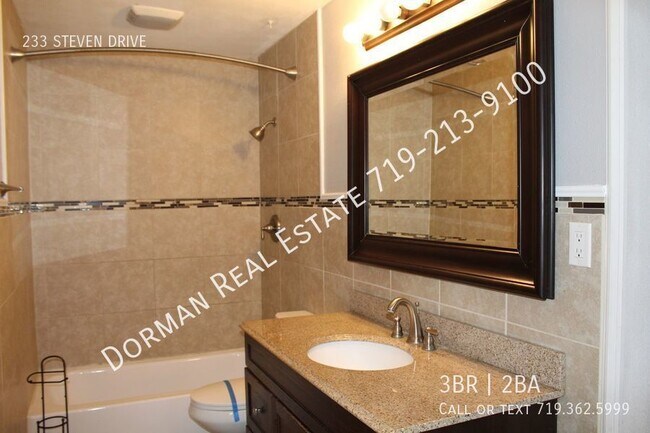 Building Photo - 3 bedroom, 2 bath open concept