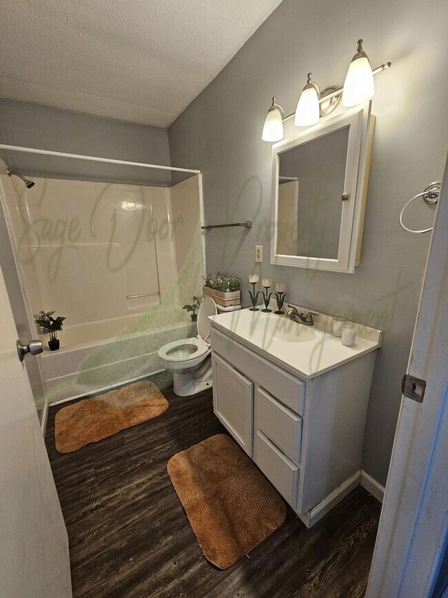 Building Photo - 119 NE State Hwy E