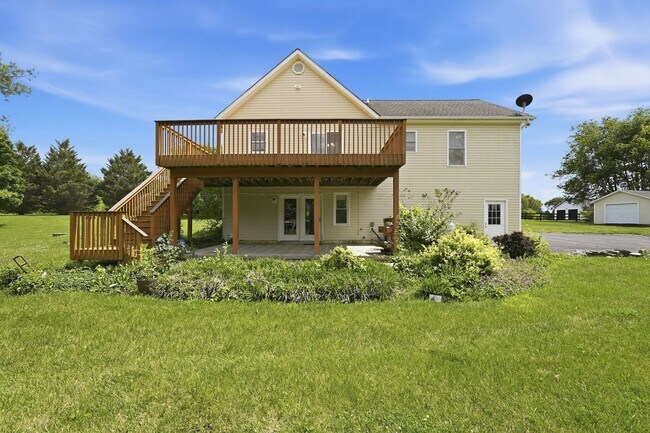 Building Photo - Experience a private retreat just beyond the city limits of Winchester where scenic beauty and re...