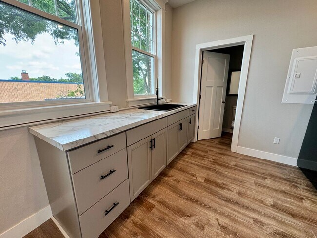 Building Photo - Modern 1 Bedroom! AVAILABLE NOW!