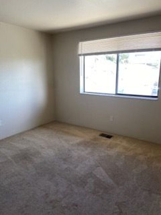 Building Photo - Townhome in 4-plex - near UNR - off street parking