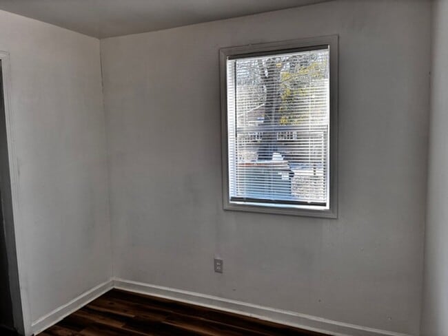 Building Photo - Updated 2BR Home with Large Yard in Batesburg