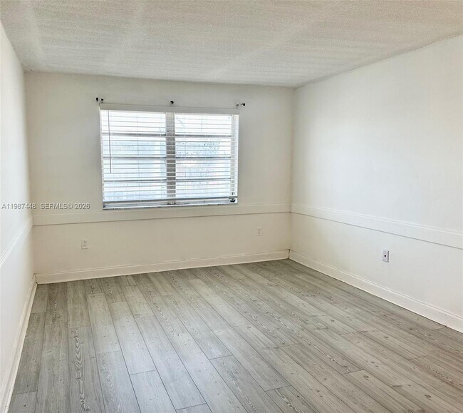 Building Photo - 1225 NE 124th St