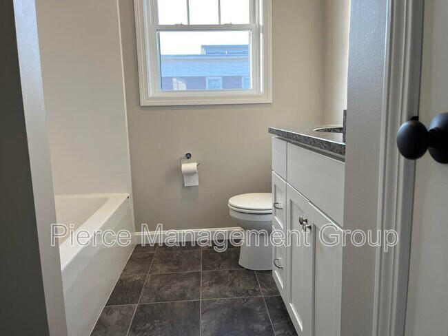 Building Photo - 6-21 Clarendon Way