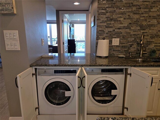 Building Photo - 1 Key Capri