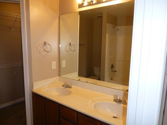 Building Photo - Stewarts Landing Neighborhood, Easy access...