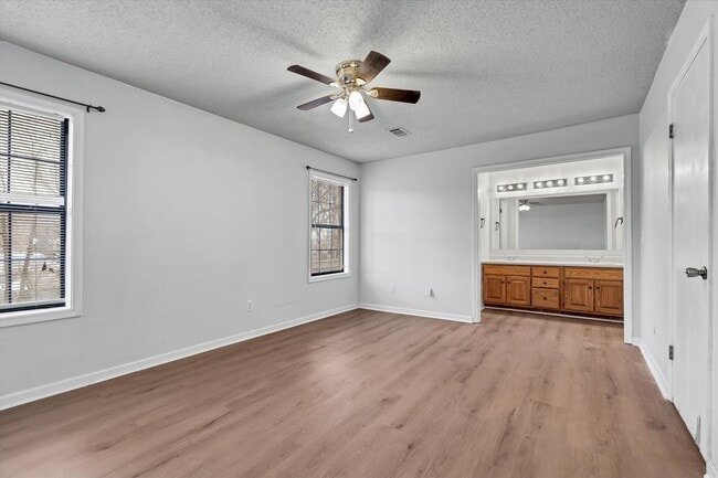 Building Photo - 3 Bed • 2 Bath • Valley View School District