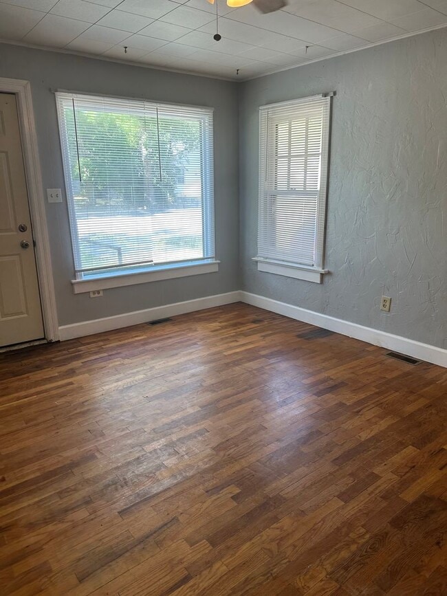 Building Photo - 2 bedrooms, 1 bath on large lot with garage