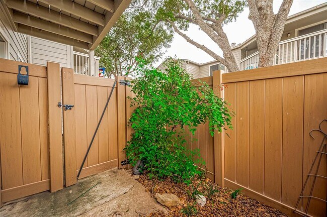 Building Photo - 2379 Briarwest Blvd