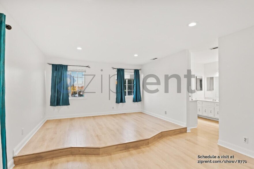 Building Photo - 2025 Park Royal Dr