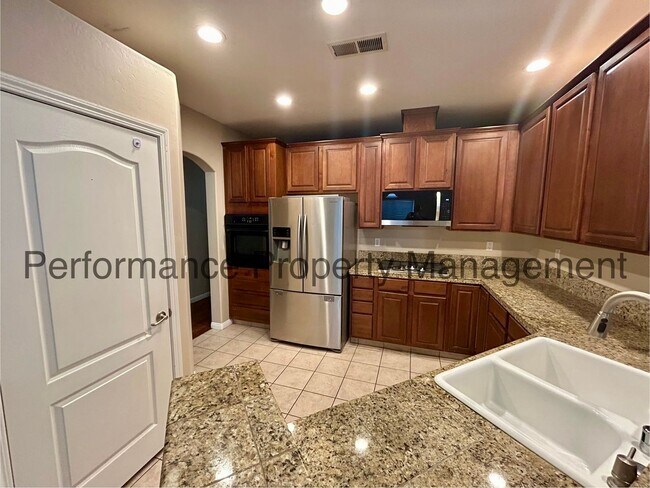 Building Photo - Stunning 4 Bed/2 Bath NW Bakersfield Home ...