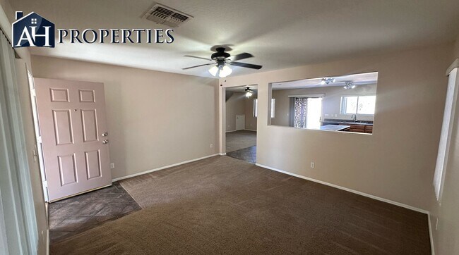 Building Photo - 3 Bed 2.5 bath 2 story house LOTS of storage