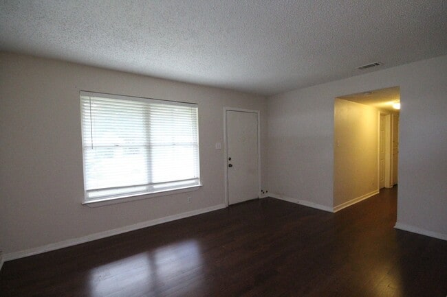 Building Photo - Modern Comfort in a Prime Location – 3-Bed...