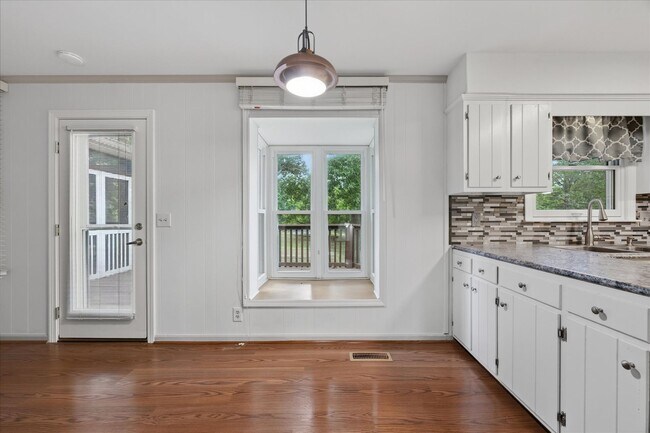Building Photo - 717 Goodpasture Terrace
