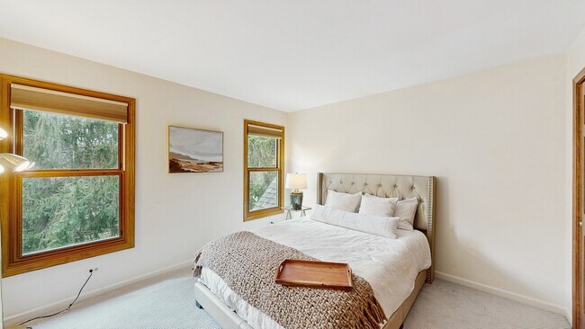 Building Photo - 7111 Saddle Oaks Dr